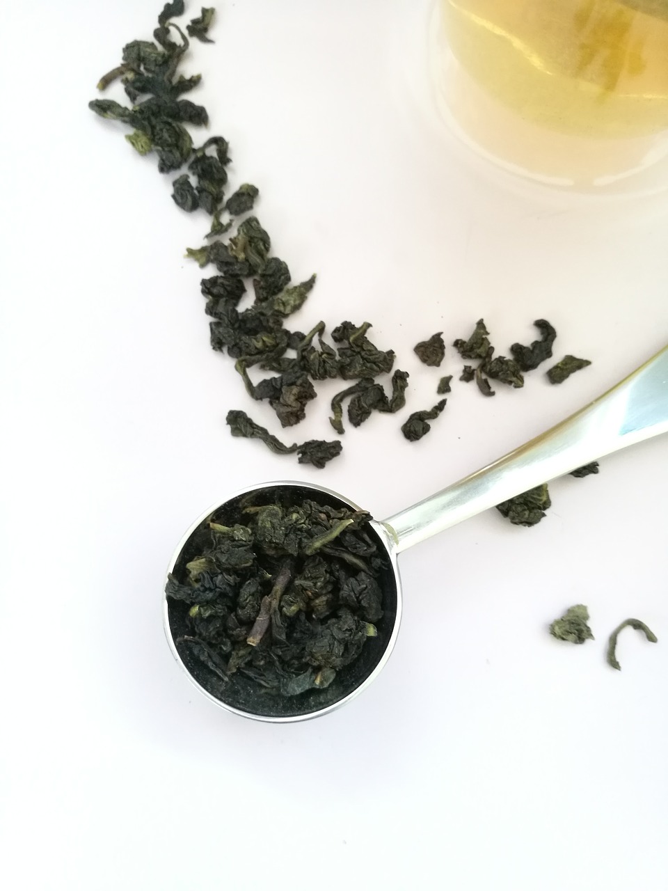oolong čaje jsou často svinované do podoby malých kuliček